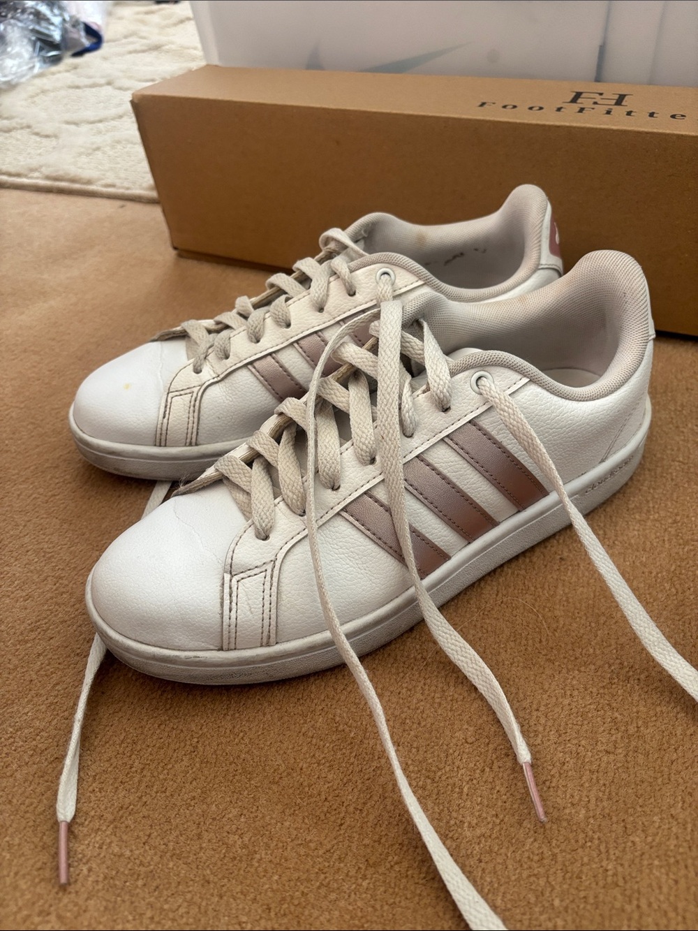 Adidas grand court trainers Women’s White Sneakers with Blush Accent size 8.5